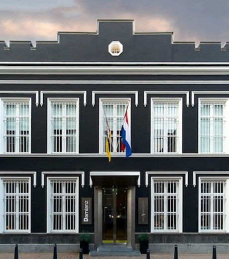 Voici la façade de l'hôtel Het Arresthuis qui, au XIXe siècle, était une prison